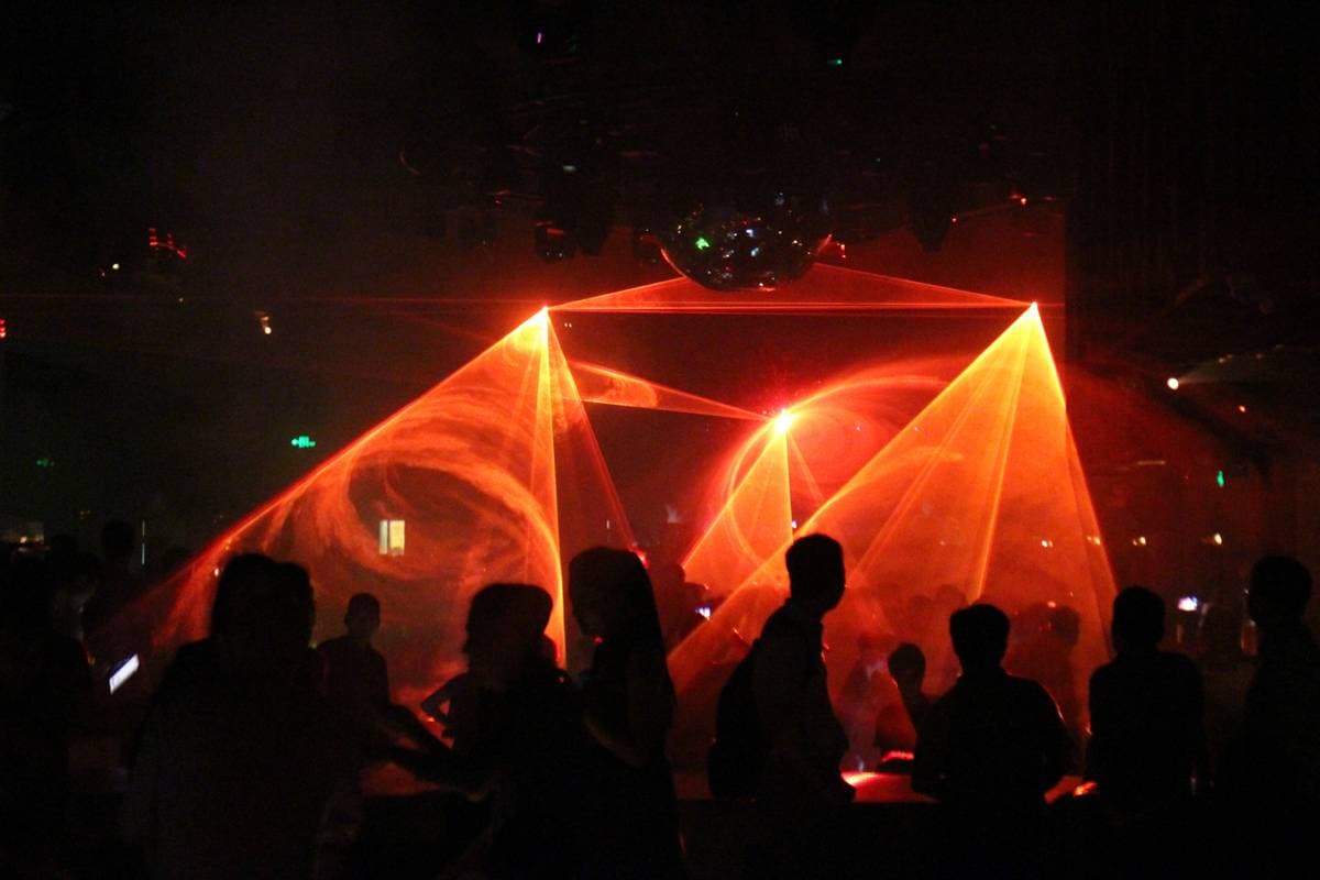 Лазерная установка купить на Сахалине для дискотек, вечеринок, дома, кафе, клуба